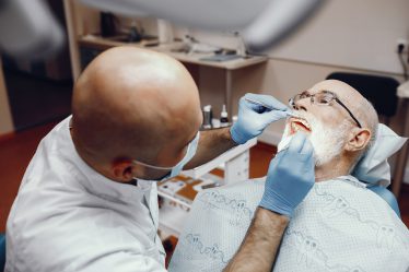 Dentysta wszczepiający implanty