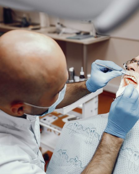 Dentysta wszczepiający implanty