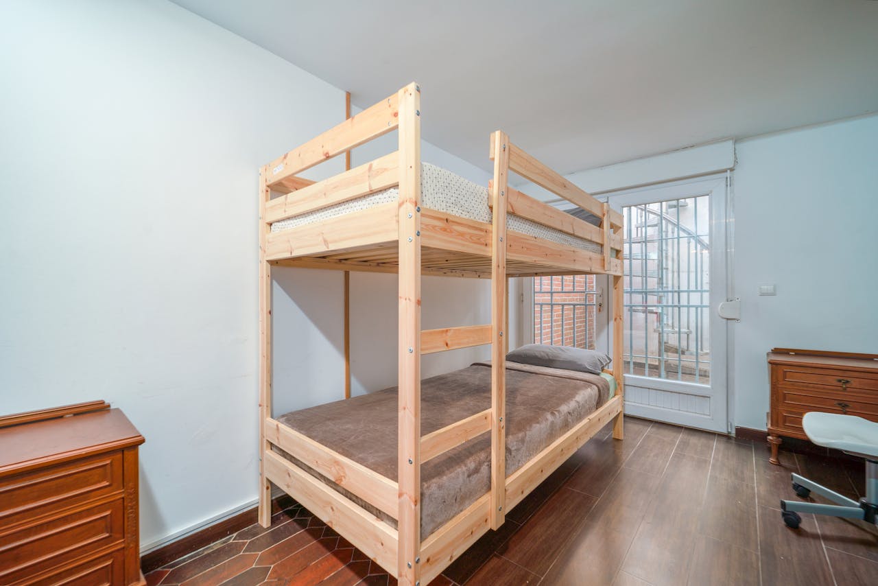 łóżko piętrowe z barierką